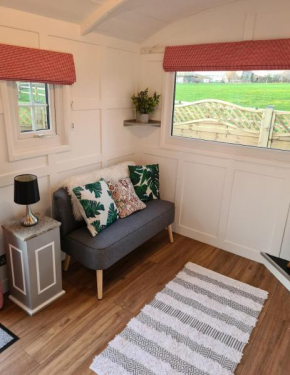 Delightful Cowbridge Railway Carriage with Hot Tub